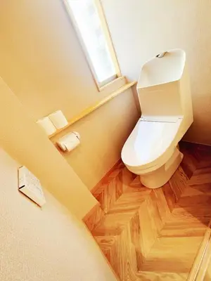 a bathroom with a toilet and a window at \u6d45\u8349\u6a4b\u99c5\u8fd1 \u4ea4\u901a\u4fbf\u5229 8\u540d\u53ef\u5e83\u3005\u4e00\u8ed2\u5bb6 \u4eba\u6c17\u89b3\u5149\u5730\u8fd1\u304f \u79cb\u8449\u539f \u6d45\u8349 \u9280\u5ea7\u81f3\u8fd1 in Tokyo