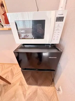 a microwave oven sitting on top of a shelf at \u6d45\u8349\u6a4b\u99c5\u8fd1 \u4ea4\u901a\u4fbf\u5229 8\u540d\u53ef\u5e83\u3005\u4e00\u8ed2\u5bb6 \u4eba\u6c17\u89b3\u5149\u5730\u8fd1\u304f \u79cb\u8449\u539f \u6d45\u8349 \u9280\u5ea7\u81f3\u8fd1 in Tokyo