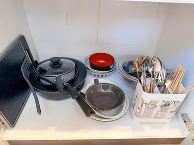 a kitchen counter with a tea pot and bowls and utensils at \u6d45\u8349\u6a4b\u99c5\u8fd1 \u4ea4\u901a\u4fbf\u5229 8\u540d\u53ef\u5e83\u3005\u4e00\u8ed2\u5bb6 \u4eba\u6c17\u89b3\u5149\u5730\u8fd1\u304f \u79cb\u8449\u539f \u6d45\u8349 \u9280\u5ea7\u81f3\u8fd1 in Tokyo