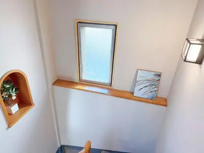 a bathroom with a window and a wooden shelf at \u6d45\u8349\u6a4b\u99c5\u8fd1 \u4ea4\u901a\u4fbf\u5229 8\u540d\u53ef\u5e83\u3005\u4e00\u8ed2\u5bb6 \u4eba\u6c17\u89b3\u5149\u5730\u8fd1\u304f \u79cb\u8449\u539f \u6d45\u8349 \u9280\u5ea7\u81f3\u8fd1 in Tokyo