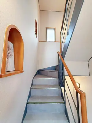 a staircase in a house with blue stairs at \u6d45\u8349\u6a4b\u99c5\u8fd1 \u4ea4\u901a\u4fbf\u5229 8\u540d\u53ef\u5e83\u3005\u4e00\u8ed2\u5bb6 \u4eba\u6c17\u89b3\u5149\u5730\u8fd1\u304f \u79cb\u8449\u539f \u6d45\u8349 \u9280\u5ea7\u81f3\u8fd1 in Tokyo