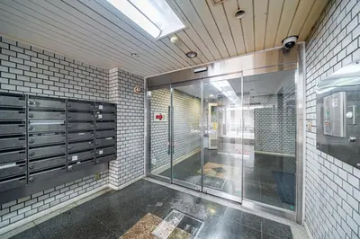 a walk in closet with a glass door in a room at Lions Mansion SHIBUYA 219 in Tokyo