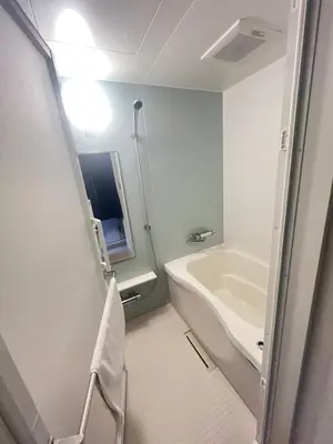 a bathroom with a sink and a bath tub at happy home 102\u5ba4\u65b0\u5927\u4e45\u4fdd\u65b0\u5bbf\u30a8\u30ea\u30a2 in Tokyo