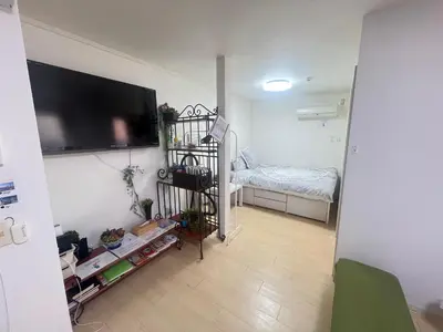 a living room with a flat screen tv on a wall at happy home 102\u5ba4\u65b0\u5927\u4e45\u4fdd\u65b0\u5bbf\u30a8\u30ea\u30a2 in Tokyo