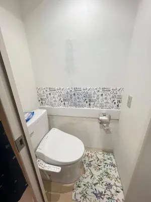 a small bathroom with a toilet and a rug at happy home 102\u5ba4\u65b0\u5927\u4e45\u4fdd\u65b0\u5bbf\u30a8\u30ea\u30a2 in Tokyo