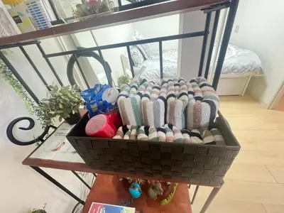 a basket of yarn sitting on a table at happy home 102\u5ba4\u65b0\u5927\u4e45\u4fdd\u65b0\u5bbf\u30a8\u30ea\u30a2 in Tokyo