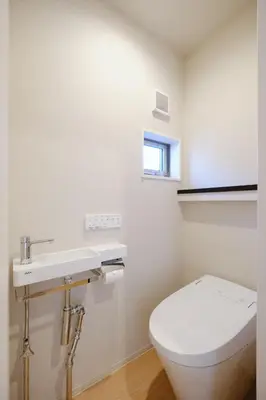 a bathroom with a toilet and a sink at \u672c\u753a3a\u30db\u30c6\u30eb in Tokyo