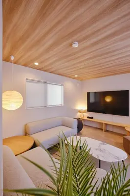 a living room with a couch and a flat screen tv at \u672c\u753a3a\u30db\u30c6\u30eb in Tokyo