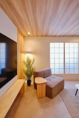 a living room with a couch and a table at \u672c\u753a3a\u30db\u30c6\u30eb in Tokyo