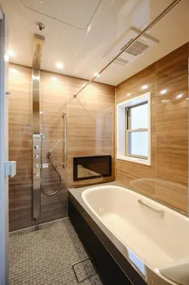 a large bathroom with a tub and a shower at \u672c\u753a3a\u30db\u30c6\u30eb in Tokyo