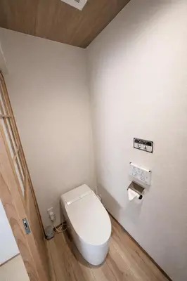 a small bathroom with a toilet in a room at Kukunochi in Tokyo