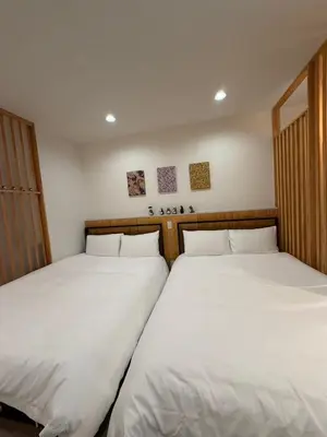 two beds sitting next to each other in a room at \u4e0b\u753a\u65b0\u5c0f\u5ca9\u7f8e\u5e78\u30cf\u30a6\u30b9101 in Tokyo