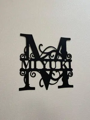 a metal letter k on a white wall at \u4e0b\u753a\u65b0\u5c0f\u5ca9\u7f8e\u5e78\u30cf\u30a6\u30b9101 in Tokyo