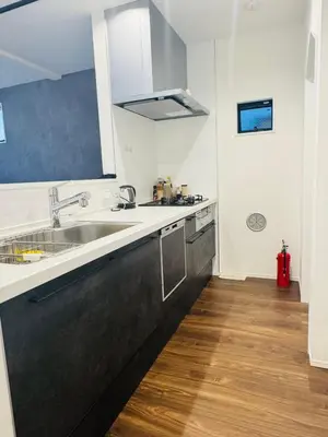 a kitchen with a sink and a counter top at \u72ec\u680b\u522b\u5885 \u76f4\u8fbe\u5929\u7a7a\u68115\u5206 asakusa\u96f7\u95e88\u5206\u4e1c\u5411\u5c9b\u7ad93\u5206\u949f \u514d\u8d39\u505c\u8f66 2\u536b 3\u5367 5\u53cc\u4eba\u5e8a \u514d\u8d39Wifi in Tokyo