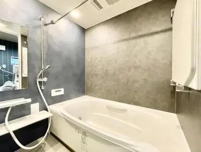 a bathroom with a bath tub and a sink at \u72ec\u680b\u522b\u5885 \u76f4\u8fbe\u5929\u7a7a\u68115\u5206 asakusa\u96f7\u95e88\u5206\u4e1c\u5411\u5c9b\u7ad93\u5206\u949f \u514d\u8d39\u505c\u8f66 2\u536b 3\u5367 5\u53cc\u4eba\u5e8a \u514d\u8d39Wifi in Tokyo