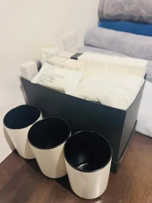 a box with three black and white cups on a floor at \u72ec\u680b\u522b\u5885 \u76f4\u8fbe\u5929\u7a7a\u68115\u5206 asakusa\u96f7\u95e88\u5206\u4e1c\u5411\u5c9b\u7ad93\u5206\u949f \u514d\u8d39\u505c\u8f66 2\u536b 3\u5367 5\u53cc\u4eba\u5e8a \u514d\u8d39Wifi in Tokyo