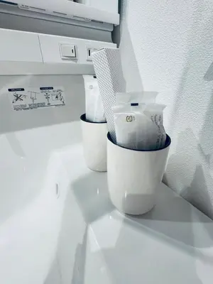 two white containers sitting on top of a counter at \u72ec\u680b\u522b\u5885 \u76f4\u8fbe\u5929\u7a7a\u68115\u5206 asakusa\u96f7\u95e88\u5206\u4e1c\u5411\u5c9b\u7ad93\u5206\u949f \u514d\u8d39\u505c\u8f66 2\u536b 3\u5367 5\u53cc\u4eba\u5e8a \u514d\u8d39Wifi in Tokyo