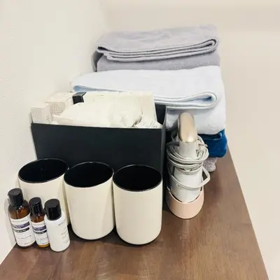 a set of four white coffee cups sitting on top of a table at \u72ec\u680b\u522b\u5885 \u76f4\u8fbe\u5929\u7a7a\u68115\u5206 asakusa\u96f7\u95e88\u5206\u4e1c\u5411\u5c9b\u7ad93\u5206\u949f \u514d\u8d39\u505c\u8f66 2\u536b 3\u5367 5\u53cc\u4eba\u5e8a \u514d\u8d39Wifi in Tokyo