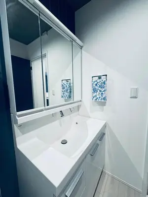 a white bathroom with a sink and a mirror at \u72ec\u680b\u522b\u5885 \u76f4\u8fbe\u5929\u7a7a\u68115\u5206 asakusa\u96f7\u95e88\u5206\u4e1c\u5411\u5c9b\u7ad93\u5206\u949f \u514d\u8d39\u505c\u8f66 2\u536b 3\u5367 5\u53cc\u4eba\u5e8a \u514d\u8d39Wifi in Tokyo