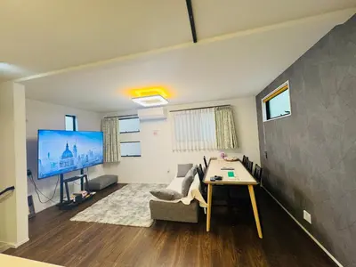 a living room with a couch and a table at \u72ec\u680b\u522b\u5885 \u76f4\u8fbe\u5929\u7a7a\u68115\u5206 asakusa\u96f7\u95e88\u5206\u4e1c\u5411\u5c9b\u7ad93\u5206\u949f \u514d\u8d39\u505c\u8f66 2\u536b 3\u5367 5\u53cc\u4eba\u5e8a \u514d\u8d39Wifi in Tokyo