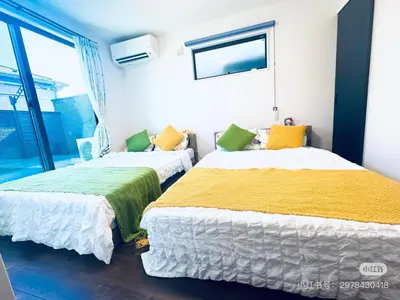 two beds in a room with a window at \u72ec\u680b\u522b\u5885 \u76f4\u8fbe\u5929\u7a7a\u68115\u5206 asakusa\u96f7\u95e88\u5206\u4e1c\u5411\u5c9b\u7ad93\u5206\u949f \u514d\u8d39\u505c\u8f66 2\u536b 3\u5367 5\u53cc\u4eba\u5e8a \u514d\u8d39Wifi in Tokyo