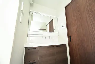 a bathroom with a sink and a mirror at NY Hotel Premium 1 \u65b0\u5bbf2\u968e\u5efa\u30663\u5ba41\u30d0\u30b9\u30eb\u30fc\u30e01\u30b7\u30e3\u30ef\u30fc2\u30c8\u30a4\u30ec in Tokyo