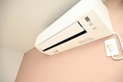 a white air conditioner hanging from a wall at NY Hotel Premium 1 \u65b0\u5bbf2\u968e\u5efa\u30663\u5ba41\u30d0\u30b9\u30eb\u30fc\u30e01\u30b7\u30e3\u30ef\u30fc2\u30c8\u30a4\u30ec in Tokyo