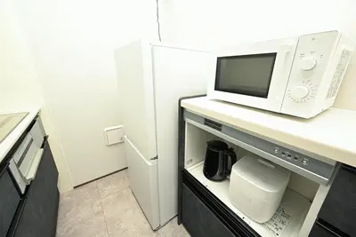 a kitchen with a microwave and a refrigerator at NY Hotel Premium 1 \u65b0\u5bbf2\u968e\u5efa\u30663\u5ba41\u30d0\u30b9\u30eb\u30fc\u30e01\u30b7\u30e3\u30ef\u30fc2\u30c8\u30a4\u30ec in Tokyo