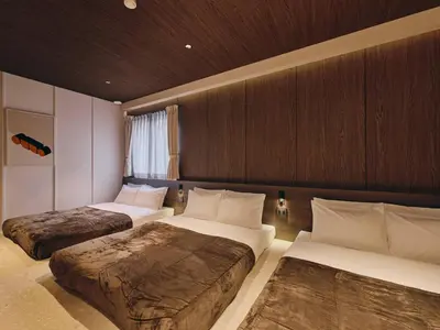 a room with two beds in a room at illi Eme Tokyo-Toranomon in Tokyo