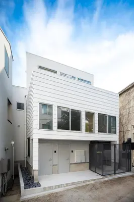 a white house with a lot of windows at mtk\u6238\u8d8a3\u4e01\u76ee01 in Tokyo