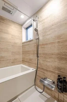 a bathroom with a bath tub and a shower at mtk\u6238\u8d8a3\u4e01\u76ee01 in Tokyo