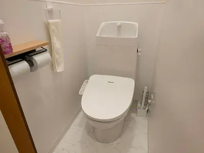 a bathroom with a white toilet in a room at \u685c\u306e\u5ddd78 \u5317\u5343\u4f4f\u4e00\u6237\u5efa6-8\u4eba\u4e28Kita Senju villa for 6-8 people in Tokyo