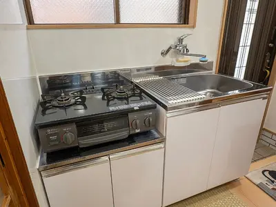 a kitchen with a stove and a sink at \u685c\u306e\u5ddd78 \u5317\u5343\u4f4f\u4e00\u6237\u5efa6-8\u4eba\u4e28Kita Senju villa for 6-8 people in Tokyo