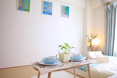 a table with bowls on it in a living room at \u6c60\u888b\u99c5\u5f92\u6b697\u5206 \u5c71\u624b\u7dda\u4ea4\u901a\u4fbf\u5229 \u8a2d\u5099\u5b8c\u5099 in Tokyo