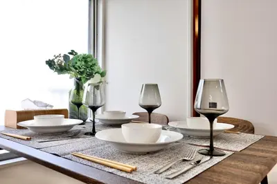 a table with wine glasses and plates on it at \u6c60\u888b\u99c5\u5f92\u6b697\u5206 \u5c71\u624b\u7dda\u4ea4\u901a\u4fbf\u5229 \u8a2d\u5099\u5b8c\u5099 in Tokyo