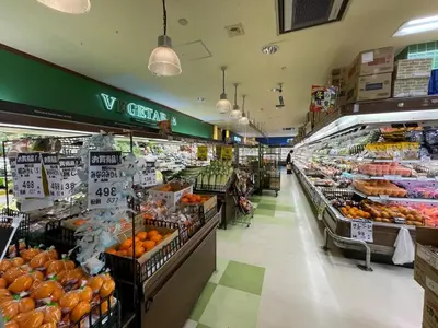 a grocery store filled with lots of fruits and vegetables at \u6c60\u888b\u99c5\u5f92\u6b697\u5206 \u5c71\u624b\u7dda\u4ea4\u901a\u4fbf\u5229 \u8a2d\u5099\u5b8c\u5099 in Tokyo