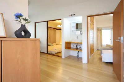 a room with a large mirror and a bedroom at \u6c60\u888b\u99c5\u5f92\u6b697\u5206 \u5c71\u624b\u7dda\u4ea4\u901a\u4fbf\u5229 \u8a2d\u5099\u5b8c\u5099 in Tokyo