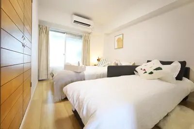 a bedroom with two beds and a window at \u6c60\u888b\u99c5\u5f92\u6b697\u5206 \u5c71\u624b\u7dda\u4ea4\u901a\u4fbf\u5229 \u8a2d\u5099\u5b8c\u5099 in Tokyo
