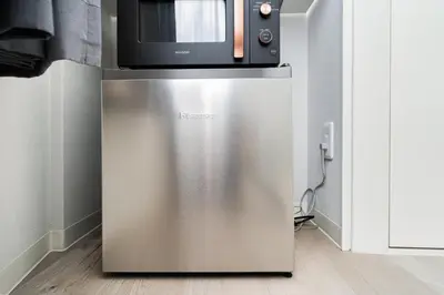 a microwave oven sitting on top of a refrigerator at Alice \u6696\u5c4b \u845b\u9970\u533a\u6e29\u99a8\u516c\u5bd3 \u6b65\u884c2\u5206\u949f\u5230\u8f66\u7ad9 \u673a\u573a\u4ea4\u901a\u4fbf\u5229 \u6700\u591a4\u4eba in Tokyo
