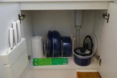 a kitchen cabinet with a sink and utensils at \u6771\u967d\u753a\u99c5\u5f92\u6b695\u5206 \u6700\u59275\u540d \u30d5\u30a1\u30df\u30ea\u30fc\u5411\u3051 \u6771\u4eac\u99c510\u5206 \u30c7\u30a3\u30ba\u30cb\u30fc \u30b9\u30ab\u30a4\u30c4\u30ea\u30fc\u4fbf\u5229 in Tokyo