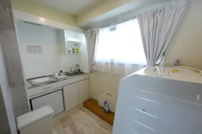 a small kitchen with a sink and a refrigerator at \u6771\u967d\u753a\u99c5\u5f92\u6b695\u5206 \u6700\u59275\u540d \u30d5\u30a1\u30df\u30ea\u30fc\u5411\u3051 \u6771\u4eac\u99c510\u5206 \u30c7\u30a3\u30ba\u30cb\u30fc \u30b9\u30ab\u30a4\u30c4\u30ea\u30fc\u4fbf\u5229 in Tokyo