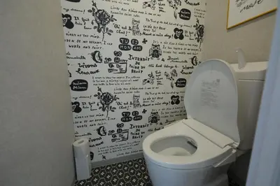 a bathroom with a toilet with writing on the wall at \u6771\u967d\u753a\u99c5\u5f92\u6b695\u5206 \u6700\u59275\u540d \u30d5\u30a1\u30df\u30ea\u30fc\u5411\u3051 \u6771\u4eac\u99c510\u5206 \u30c7\u30a3\u30ba\u30cb\u30fc \u30b9\u30ab\u30a4\u30c4\u30ea\u30fc\u4fbf\u5229 in Tokyo