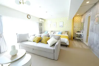 a living room with a couch and a bed at \u6771\u967d\u753a\u99c5\u5f92\u6b695\u5206 \u6700\u59275\u540d \u30d5\u30a1\u30df\u30ea\u30fc\u5411\u3051 \u6771\u4eac\u99c510\u5206 \u30c7\u30a3\u30ba\u30cb\u30fc \u30b9\u30ab\u30a4\u30c4\u30ea\u30fc\u4fbf\u5229 in Tokyo