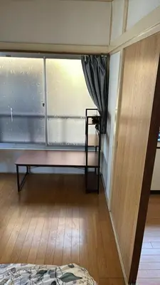 a room with a window with a bench in front of it at \u7b2c\u4e00\u30a2\u30d1\u30fc\u30c8 in Tokyo