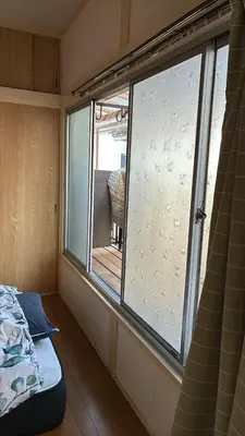 a small room with a window and a bed in it at \u7b2c\u4e00\u30a2\u30d1\u30fc\u30c8 in Tokyo