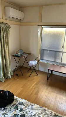 a room with a desk and a table and a window at \u7b2c\u4e00\u30a2\u30d1\u30fc\u30c8 in Tokyo