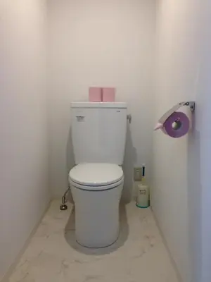 a bathroom with a toilet with a pink box on top at Keys House in Tokyo