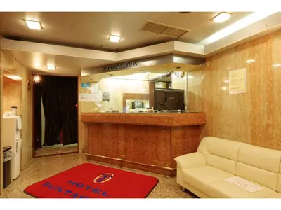 a waiting room with a couch and a mirror at Hotel Suntargas Otsuka in Tokyo