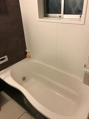 a white bath tub in a bathroom with a window at Tokyo Ikebukuro Takahashi Minsyuku in Tokyo