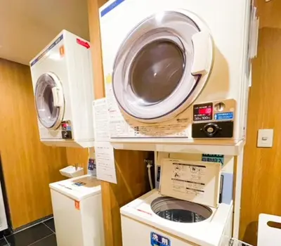 a washing machine and a dryer in a room at APA Hotel TKP Tokyo Nishi-Kasai in Tokyo